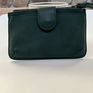 Universal Thread wristlet Green